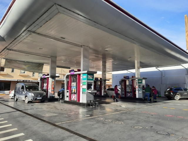 Shell y Axion se sumaron a YPF y bajaron los precios